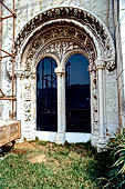 Lisbona - Monasteiro dos Jeronimos, uno dei finestroni della grande ala del dormitorio. 